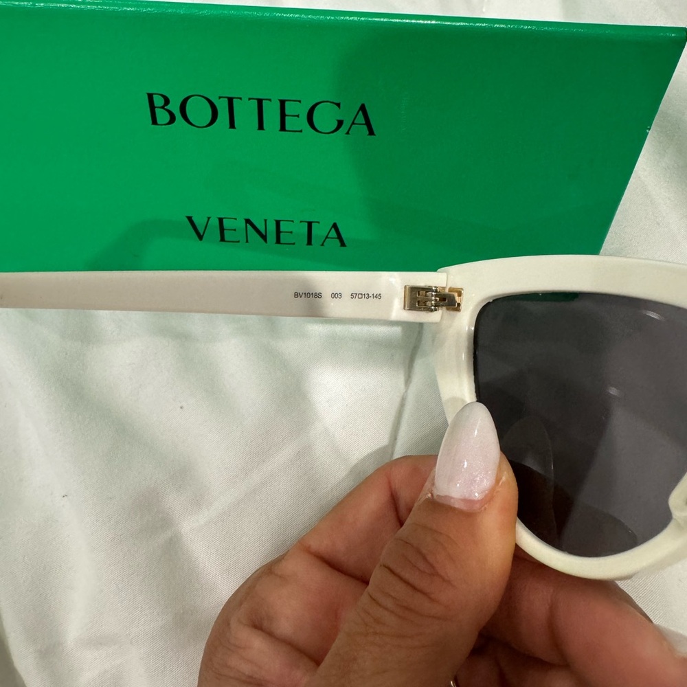 Bottega Veneta White Triangle sunglasses - Picture 2 of 3